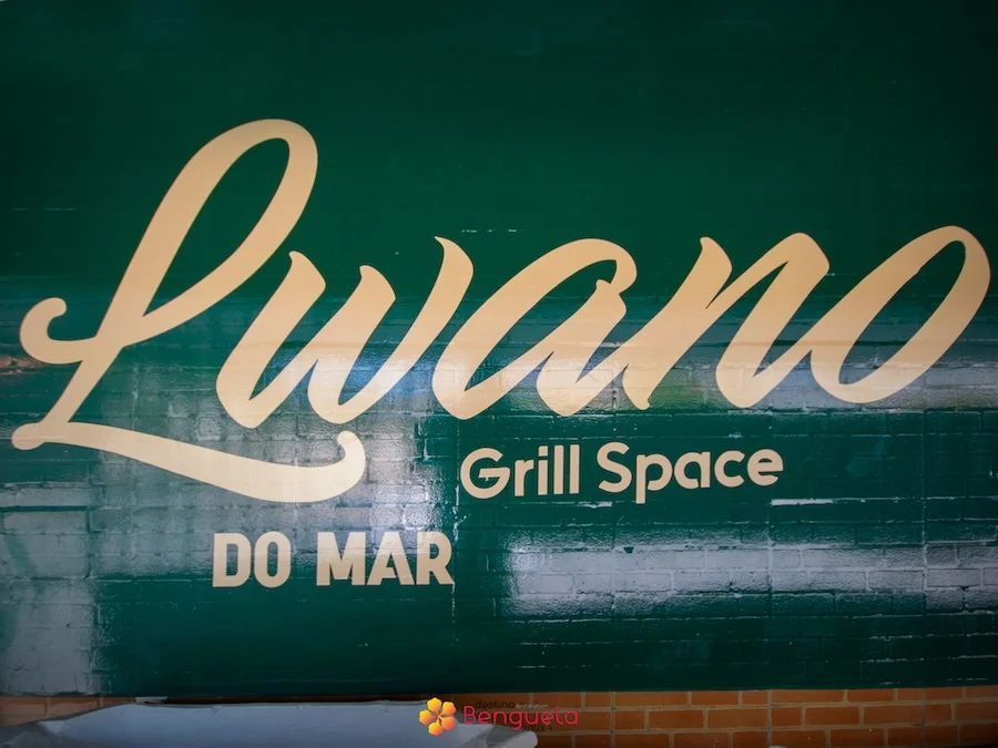 Logótipo Lwano Grill Space pintado na parede verde